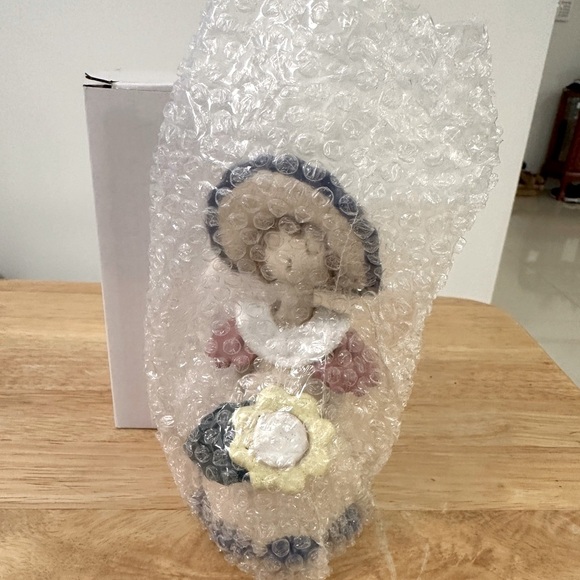 VTG🌻Handmade Ceramic Doll Girl w/Long hair holding a beautiful yellow🌻flower - Picture 9 of 9